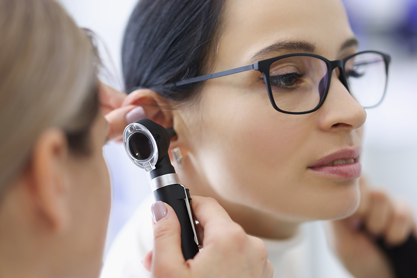 Zaburzenia słuchu - czym charakteryzuje się niedosłuch? 
